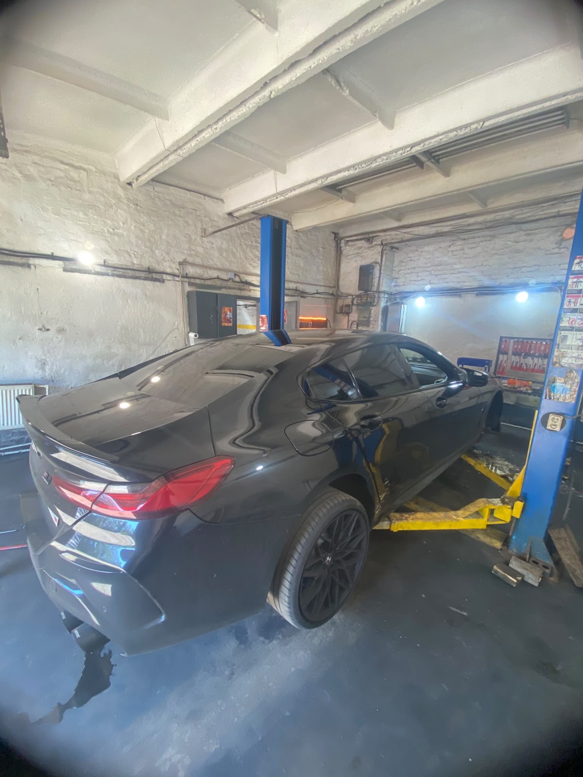BMW M8 на подъёмнике