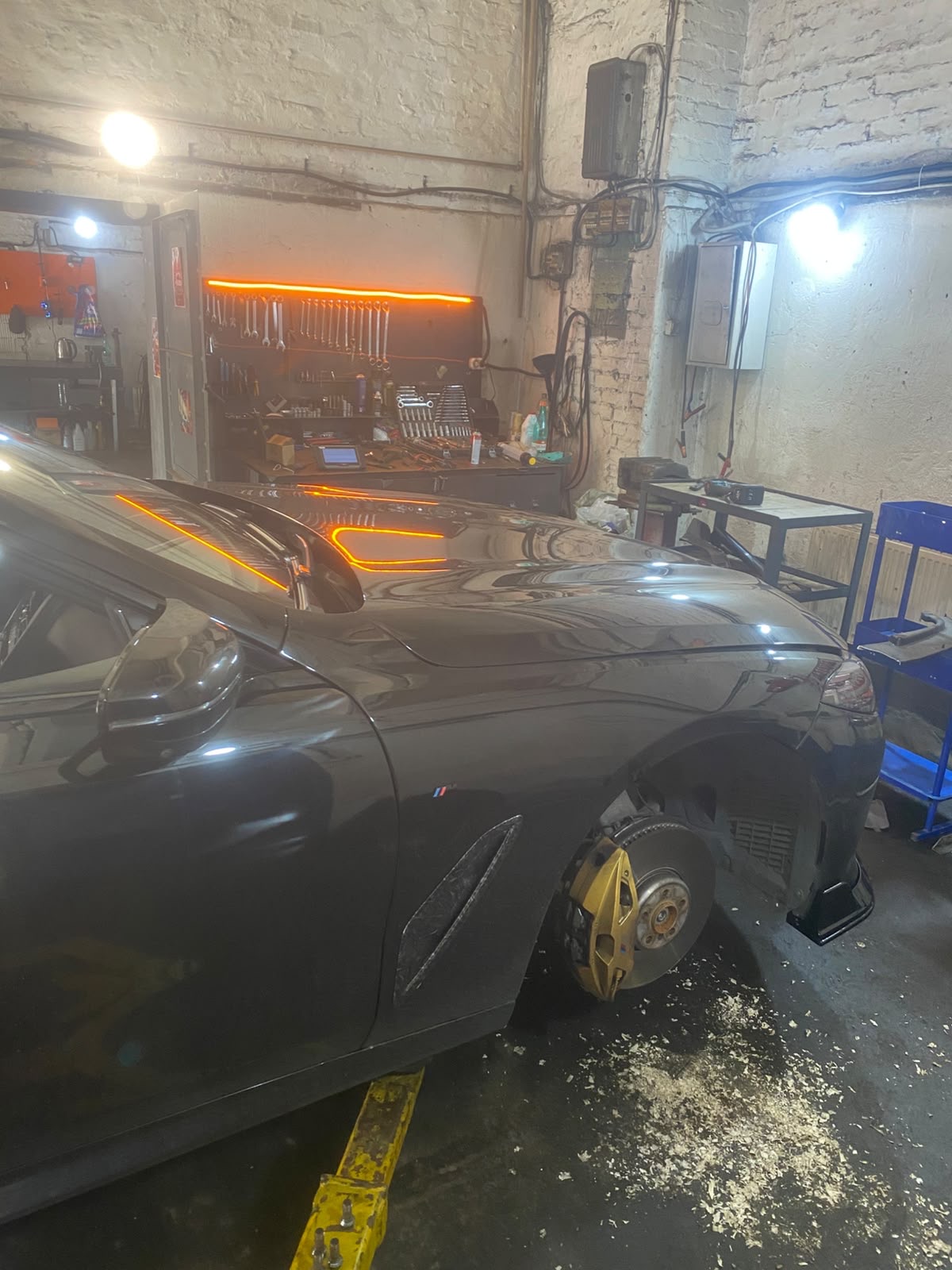 BMW M8 со снятым колесом