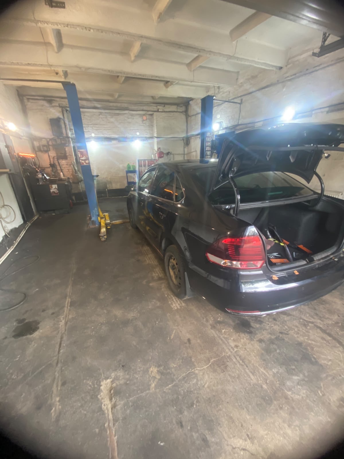 Открытый багажник Volkswagen Polo во время ремонта