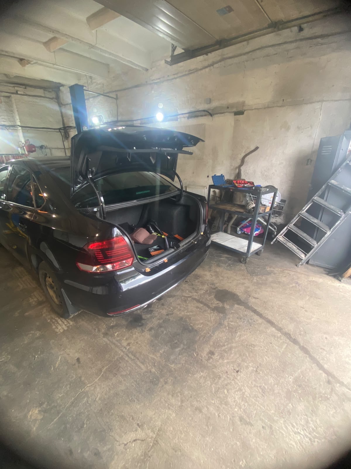 Volkswagen Polo в рабочей зоне автосервиса
