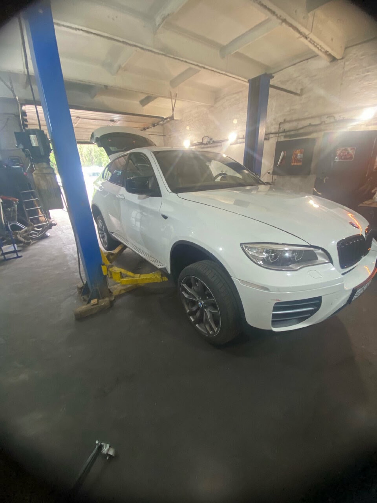 BMW X6 на подъёмнике в автосервисе